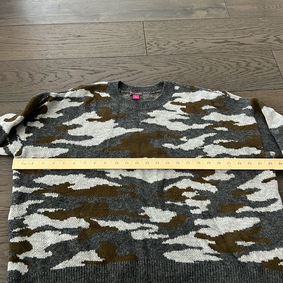 Vince Camuto Camo Sweater in Gray/Green size large - Picture 7 of 7